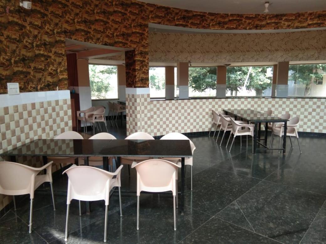 Kstdc Hotel Mayura Pavithra Yediyur Kunigal Extérieur photo